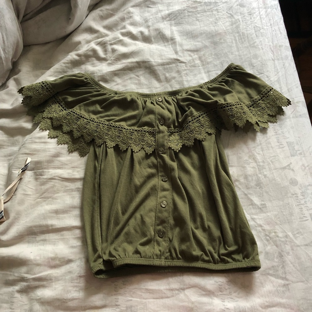 T-shirt/over the shoulder shirt